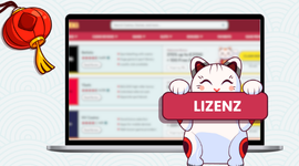 Cartoon-Katze hält ein „LIZENZ“-Schild vor einem Laptop-Bildschirm mit verschwommenen Lizenzinformationen und einer roten Laternen-Dekoration.