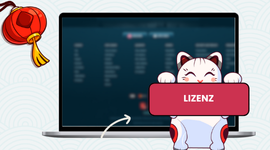 Cartoon-Katze hält ein „LIZENZ“-Schild vor einem Laptop-Bildschirm mit verschwommenen Lizenzinformationen und einer roten Laternen-Dekoration.